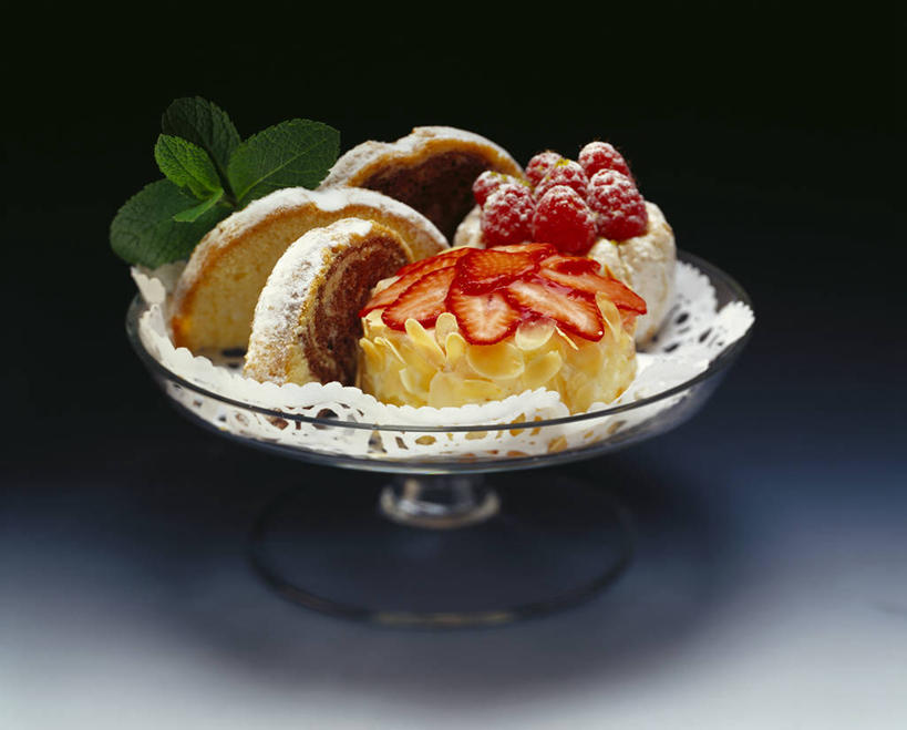 点心,无人,横图,俯视,室内,特写,白天,下午茶,植物,桌面,桌子,草莓,浆果,餐具,水果,叶子,玻璃,阴影,黑色背景,新鲜,反射,木制,碟子,盘,纹理,影子,桑葚,桑椹,生食,食品,果实,绿叶,玻璃制品,食物,糕点,一个,绿色,盘子,木制品,碟,覆盆子,嫩叶,摄影,有机食品,绿色食品,影棚,单个,肌理,熊果,熊梅,熊葡萄,大理石蛋糕,叶,叶片,叶脉,洋莓,水果皇后,红莓,地莓,彩图,高角度拍摄,影棚拍摄,拍摄,蛋糕