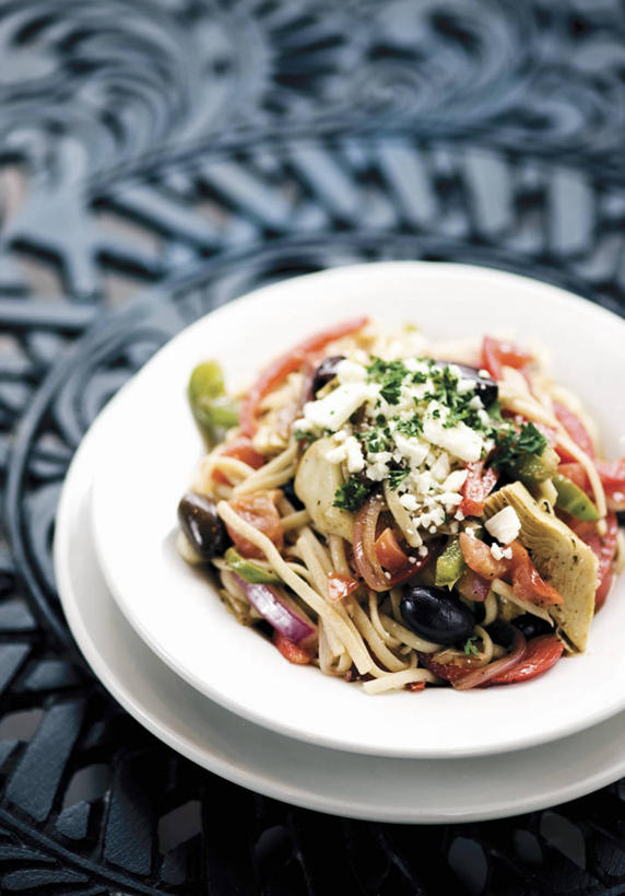 面食,面条,奶酪,意大利面,无人,竖图,俯视,室内,特写,白天,西餐,桌面,桌子,橄榄,餐具,水果,阴影,反射,木制,碟子,盘,影子,面,干酪,起司,料理,食品,芝士,营养,食物,两个,盘子,木制品,碟,乳酪,西式,黑橄榄,乳制品,发酵,乌橄榄,乌榄,油橄榄,青果,白榄,彩图,高角度拍摄