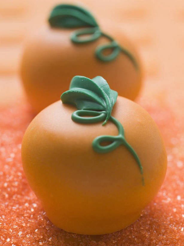 无人,竖图,俯视,室内,特写,白天,桌面,桌子,南瓜,蔬菜,橙色背景,阴影,节日,朦胧,模糊,庆祝,新鲜,反射,木制,影子,金瓜,食品,糖,糖果,甜点,甜品,软糖,文化,番瓜,食物,木制品,甜食,庆典,万圣节,摄影,有机食品,绿色食品,影棚,纪念,麦瓜,倭瓜,彩图,高角度拍摄,影棚拍摄,拍摄