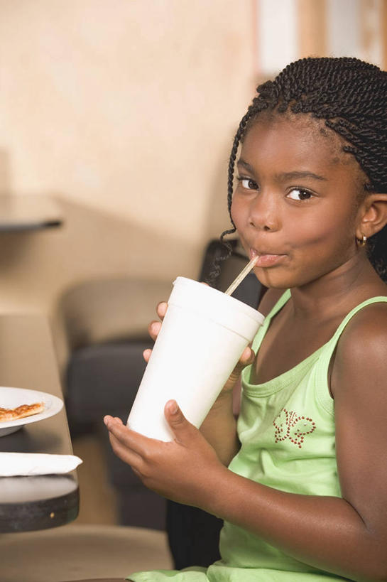 西方人,儿童,一个人,坐,竖图,室内,特写,白天,侧面,幸福,纯洁,茶,桌面,桌子,柠檬,杯子,水果,吊带,欧洲,非洲,黑人,欧洲人,仅一个女性,仅一个人,喝,阴影,服装,朦胧,模糊,新鲜,反射,木制,影子,塑料,生食,食品,果实,扭头,注视,吊带衫,娱乐,食物,饮料,一个,小孩,衣服,木制品,塑料制品,吸管,纸制品,观察,看,转头,仅一个小孩,享受,休闲,温馨,放松,可爱,乐趣,童年,童趣,服饰,有机食品,绿色食品,单个,观看,纸杯,柠檬茶,察看,空心,舒适,衣着,穿着,关注,一次性杯子,童真,烂漫,无邪,饮管,衣饰,天真,女孩,女人,女性,非洲人,孩子,益母果,柠果,坐着,半身,彩图,女生,圆柱状