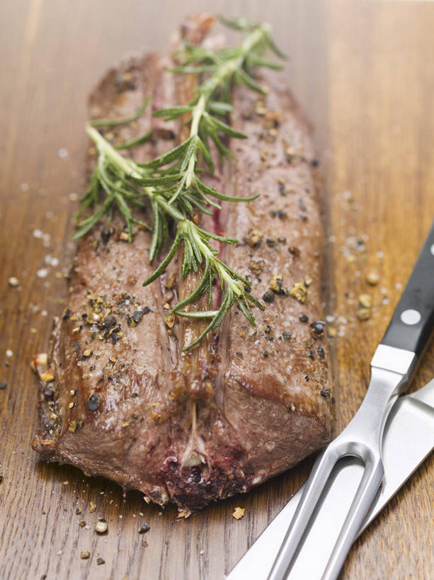 无人,竖图,俯视,室内,特写,白天,餐桌,桌子,餐具,叶子,一块,阴影,反射,叉子,刀叉,刀子,影子,调味,肉,香料,佐料,绿叶,案板,肉类,砧板,两个,嫩叶,餐台,迷迭香,配料,餐刀,肉食,餐叉,鹿肉,海洋之露,作料,叶,叶片,进餐用具,彩图,高角度拍摄