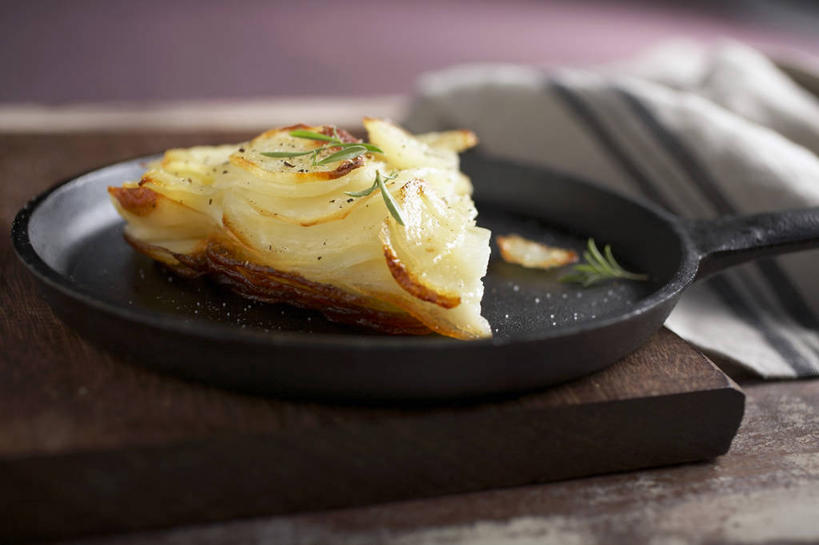 点心,面包,无人,横图,俯视,室内,特写,白天,烹饪,餐桌,桌子,蔬菜,土豆,厨具,叶子,金属制品,阴影,朦胧,模糊,新鲜,反射,金属,锅子,平底锅,影子,食品,面点,绿叶,锅,食物,糕点,一个,嫩叶,有机食品,绿色食品,单个,餐台,锅具,迷迭香,烹饪用具,馍馍蛋,海洋之露,叶,叶片,烹调用具,洋芋,山药蛋,马铃薯,烹调,彩图,高角度拍摄