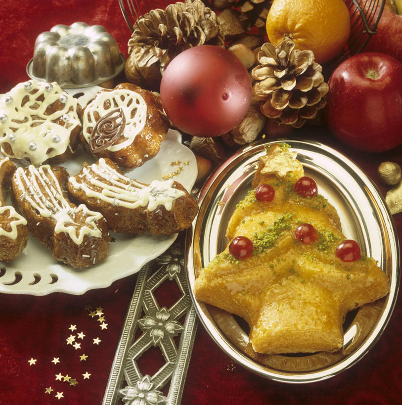 点心,无人,竖图,俯视,室内,特写,白天,植物,餐桌,桌子,餐具,圣诞节,阴影,节日,庆祝,装饰,反射,布料,碟子,挂饰,盘,影子,食品,坚果,果实,圣诞树,松果,圣诞球,曲奇,布纹,文化,球,桌布,树,树木,食物,两个,绿色,自然,盘子,餐巾,碟,台布,饼干,干果,零食,庆典,球体,生长,成长,餐台,纪念,华丽,修饰,点缀,松塔,曲奇饼,曲奇饼干,衬托,美观,雅致,雅观,彩图,高角度拍摄