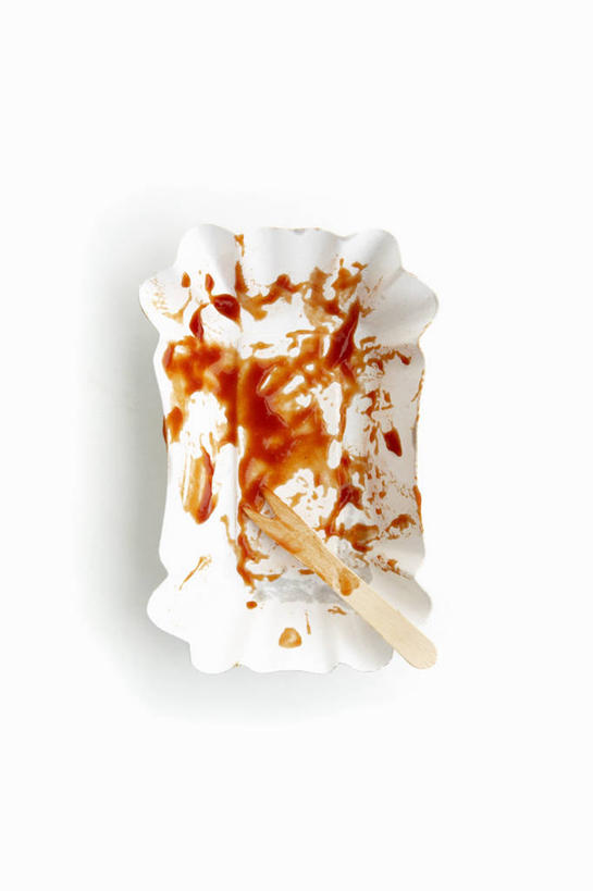 无人,竖图,俯视,室内,特写,白天,白色背景,餐桌,桌子,餐具,阴影,反射,碟子,盘,影子,调料,酱料,酱汁,茄汁,佐料,调味品,凌乱,调味料,番茄酱,酱,一个,盘子,碟,摄影,影棚,单个,餐台,混乱,纷乱,缭乱,庞杂,彩图,高角度拍摄,影棚拍摄,拍摄