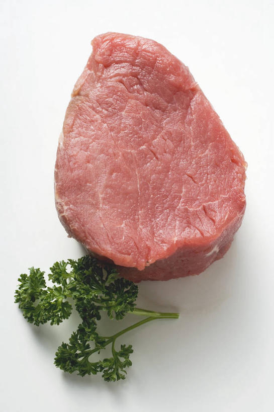 无人,竖图,俯视,室内,特写,白天,白色背景,餐桌,桌子,芹菜,蔬菜,叶子,一块,阴影,新鲜,反射,影子,肉,牛肉,食品,绿叶,肉类,食物,红色,绿色,嫩叶,摄影,有机食品,绿色食品,荷兰芹,欧芹,香芹,影棚,餐台,肉食,法香,巴西利,洋香菜,洋芫荽,法国香菜,旱芹菜,番荽,叶,叶片,彩图,高角度拍摄,影棚拍摄,拍摄