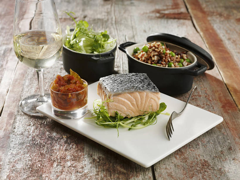 红酒,葡萄酒,无人,横图,俯视,室内,特写,白天,餐桌,桌子,蔬菜,杯子,餐具,一堆,许多,阴影,堆叠,堆积,新鲜,反射,木制,鱼,叉子,碟子,高脚杯,盘,影子,陶瓷,肉,生食,蔬菜沙拉,鱼肉,沙拉,食品,陶瓷制品,红酒杯,白葡萄酒,酒类,很多,一杯,色拉,沙律,肉类,鱼类,玻璃制品,酒,食物,饮料,盘子,酒杯,木制品,容器,碟,碗,有机食品,绿色食品,餐台,色拉酱,储藏,堆,葡萄酒杯,储存,千岛酱,肉食,餐叉,玻璃杯,进餐用具,彩图,高角度拍摄,贮存