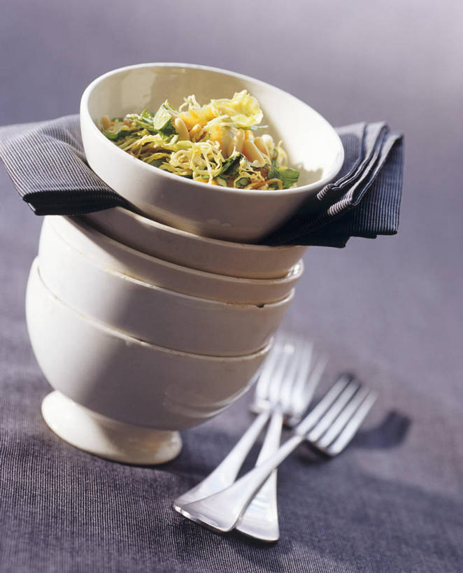 无人,竖图,俯视,室内,特写,白天,植物,餐桌,桌子,豆,蔬菜,椰菜,卷心菜,餐具,一堆,一排,许多,阴影,堆叠,堆积,新鲜,整齐,反射,叉子,刀叉,刀子,影子,陶瓷,豆类,豆子,生食,蔬菜沙拉,沙拉,食品,陶瓷制品,很多,色拉,沙律,松子,松子仁,食物,排列,容器,碗,甘蓝,有机食品,绿色食品,餐台,色拉酱,储藏,堆,松仁,储存,队列,餐刀,千岛酱,餐叉,豆科,松籽仁,进餐用具,结球甘蓝,甘兰,包心菜,彩图,高角度拍摄,贮存