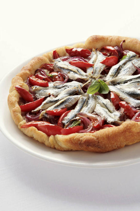 无人,竖图,俯视,室内,特写,白天,白色背景,烹饪,西餐,餐桌,桌子,蔬菜,西红柿,餐具,阴影,新鲜,反射,鱼,碟子,盘,影子,肉,鱼肉,料理,食品,披萨,匹萨,菜肴,美食,肉类,鱼类,食物,一个,盘子,碟,快餐,西式,摄影,佳肴,有机食品,绿色食品,影棚,单个,餐台,比萨,肉食,西式快餐,垃圾食品,凤尾鱼,意大利薄饼,凤鲚,鲚鱼,番茄,彩图,高角度拍摄,影棚拍摄,拍摄