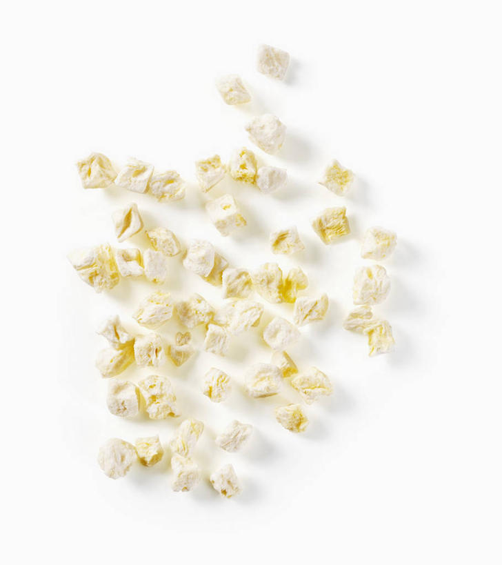 无人,竖图,俯视,室内,特写,白天,白色背景,餐桌,桌子,菠萝,水果,切开,阴影,新鲜,反射,影子,生食,食品,果实,食物,切,摄影,有机食品,绿色食品,影棚,餐台,剖面,切面,凤梨,彩图,高角度拍摄,影棚拍摄,拍摄