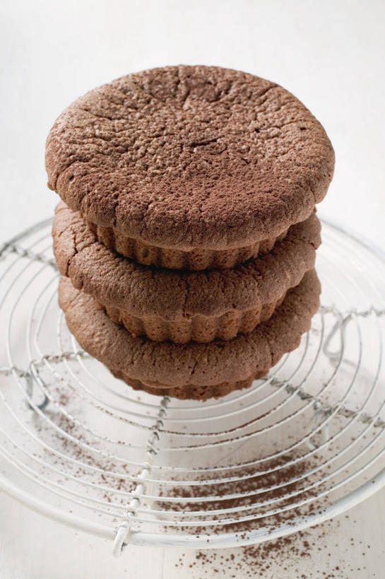 点心,无人,竖图,俯视,室内,特写,白天,白色背景,下午茶,餐桌,桌子,金属制品,一排,阴影,整齐,反射,金属,影子,支架,食品,褐色,松饼,食物,糕点,排列,三个,摄影,影棚,餐台,堆,队列,玛芬蛋糕,彩图,高角度拍摄,影棚拍摄,拍摄