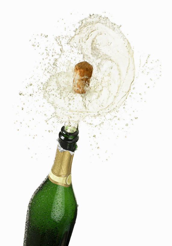 葡萄酒,无人,竖图,俯视,室内,特写,白天,白色背景,奢侈,快乐,水,餐桌,桌子,阴影,飞溅,溅,反射,液体,影子,水滴,浪漫,玻璃制品,酒,酒瓶,水珠,饮料,一个,玻璃瓶,瓶子,香槟,诱惑,摄影,影棚,单个,餐台,一瓶,喷洒,气泡酒,起泡酒,汽酒,彩图,高角度拍摄,影棚拍摄,高兴,欢笑,拍摄