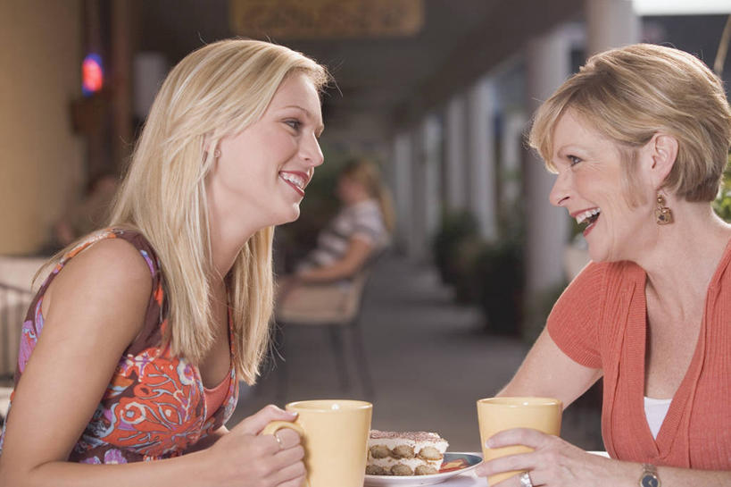 西方人,两个人,伙伴,朋友,坐,笑,说,微笑,露齿笑,横图,室外,白天,侧面,讨论,友谊,植物,杯子,欧洲,欧洲人,一排,服装,朦胧,模糊,整齐,瓷器,盆栽,柱子,咖啡杯,盆景,陶瓷制品,注视,休闲装,相视,排列,衣服,绿色,自然,观察,看,休闲,面对面,休闲服,服饰,生长,成长,观看,对视,察看,互视,队列,关注,咖啡店,瓷杯,相对,咖啡屋,相看,交流,友情,年轻女性,女人,女性,白种人,沟通,讲话,交谈,商讨,说话,谈话,坐着,半身,彩图,咖啡馆