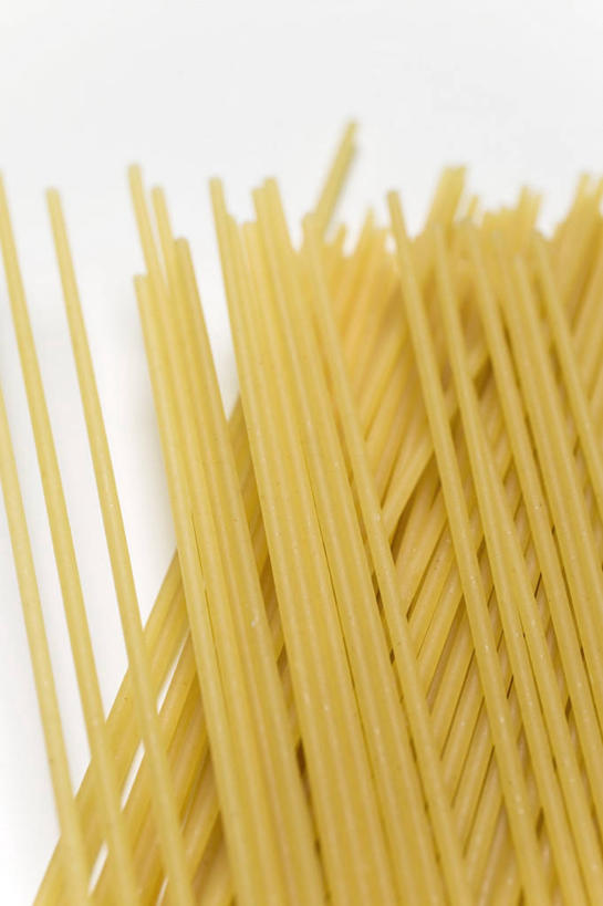 面食,面条,意大利面,无人,竖图,俯视,室内,特写,白天,白色背景,西餐,餐桌,桌子,一排,许多,阴影,整齐,反射,影子,面,料理,食品,很多,食物,排列,黄色,西式,摄影,影棚,餐台,队列,彩图,高角度拍摄,影棚拍摄,拍摄