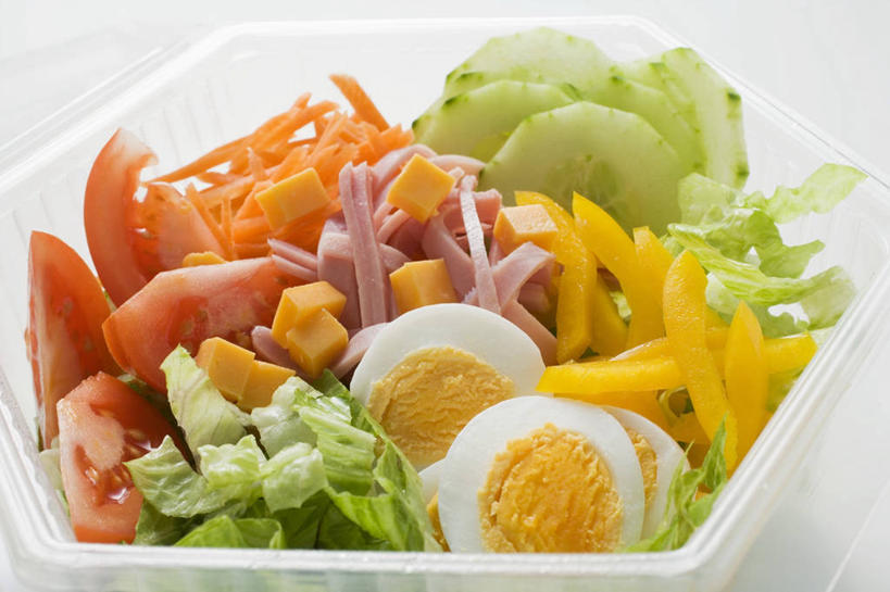 无人,横图,俯视,室内,特写,白天,白色背景,餐桌,桌子,萝卜,胡萝卜,蔬菜,西红柿,椰菜,卷心菜,一堆,阴影,堆叠,堆积,新鲜,反射,影子,塑料,蛋,鸡蛋,生食,蔬菜沙拉,沙拉,食品,色拉,沙律,食物,一个,容器,塑料制品,碗,甘蓝,摄影,有机食品,绿色食品,影棚,单个,餐台,色拉酱,储藏,堆,储存,千岛酱,草鸡蛋,卵,结球甘蓝,红萝卜,甘荀,甘兰,番茄,包心菜,彩图,高角度拍摄,影棚拍摄,拍摄,贮存