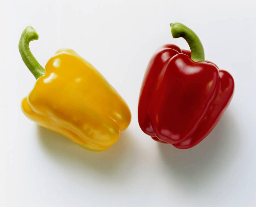 无人,横图,俯视,室内,特写,白天,白色背景,餐桌,桌子,辣椒,蔬菜,阴影,新鲜,反射,影子,食品,食物,两个,黄色,红色,摄影,有机食品,绿色食品,影棚,餐台,彩椒,辣角,红海椒,大椒,辣虎,广椒,甜椒,柿子椒,辣子,海椒,番椒,灯笼椒,彩图,高角度拍摄,影棚拍摄,拍摄