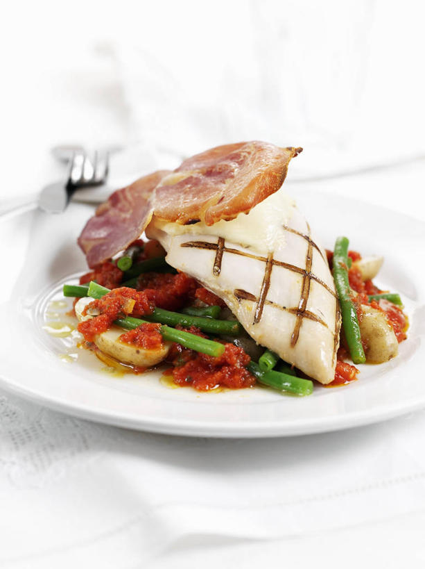 无人,竖图,俯视,室内,特写,白天,白色背景,植物,餐桌,桌子,豆,蔬菜,西红柿,餐具,阴影,新鲜,反射,碟子,盘,影子,豆类,豆子,鸡肉,肉,食品,火腿,肉类,食物,腌制,一个,盘子,碟,摄影,有机食品,绿色食品,影棚,单个,餐台,肉食,豆科,青大豆,熏制,火肉,兰熏,青豆,番茄,彩图,高角度拍摄,影棚拍摄,拍摄