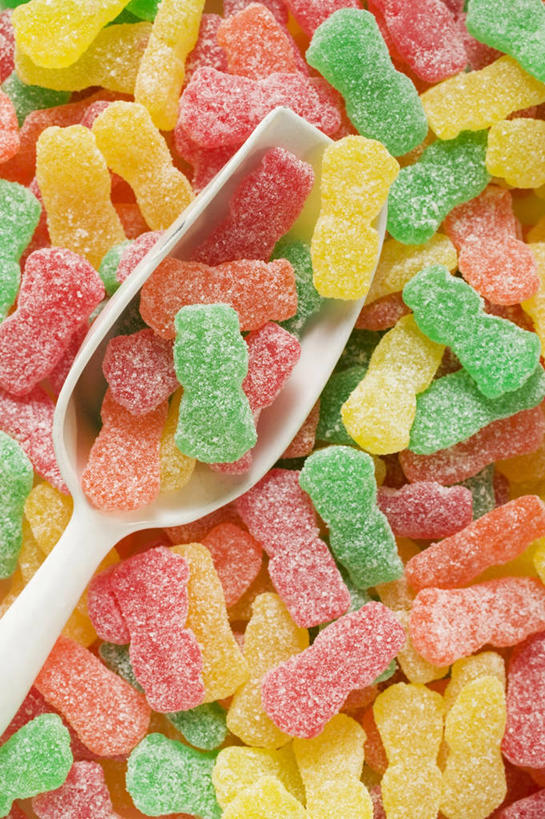 无人,竖图,俯视,室内,特写,白天,餐桌,桌子,一堆,许多,阴影,堆叠,堆积,反射,影子,勺子,食品,糖,糖果,甜点,甜品,软糖,很多,食物,一个,黄色,红色,绿色,调羹,汤匙,甜食,单个,餐台,堆,彩图,高角度拍摄