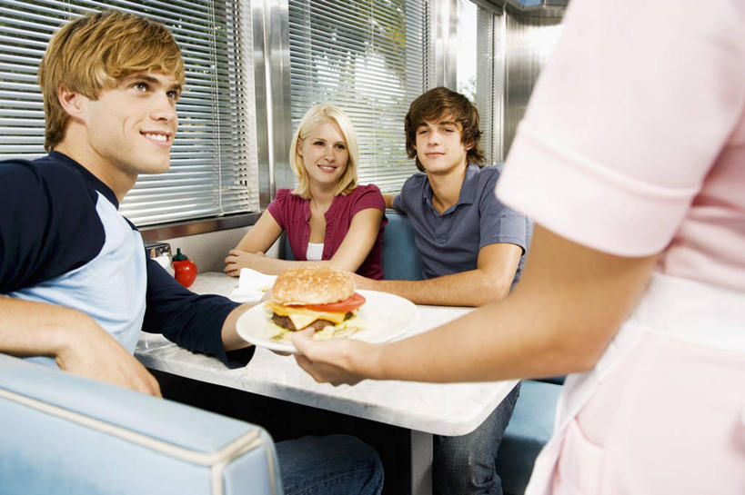 西方人,背部,四个人,伙伴,朋友,服务员,餐厅,站,坐,捧,笑,微笑,露齿笑,横图,室内,白天,正面,烹饪,西餐,友谊,餐桌,窗户,桌子,餐具,欧洲,欧洲人,服装,朦胧,模糊,碟子,盘,百叶窗,汉堡,料理,食品,注视,休闲装,菜肴,美食,食物,衣服,盘子,碟,快餐,观察,看,站着,休闲,休闲服,西式,服饰,佳肴,餐台,观看,察看,关注,西式快餐,垃圾食品,友情,男人,男性,年轻男性,年轻女性,女人,女性,白种人,服务生,侍者,端,端着,捧着,手捧,站立,坐着,半身,彩图,餐馆,饭店,饭馆