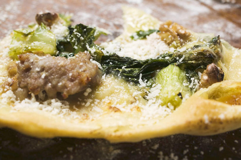 奶酪,无人,横图,俯视,室内,特写,白天,烹饪,西餐,桌面,桌子,蔬菜,阴影,朦胧,模糊,新鲜,反射,木制,影子,肉,干酪,起司,料理,食品,披萨,匹萨,芝士,营养,菜肴,美食,肉类,食物,木制品,快餐,乳酪,西式,佳肴,有机食品,绿色食品,乳制品,比萨,发酵,肉食,西式快餐,垃圾食品,牛皮菜,意大利薄饼,厚皮菜,厚合菜,莙达菜,莙荙菜,根达菜,恭菜,观达菜,彩图,高角度拍摄