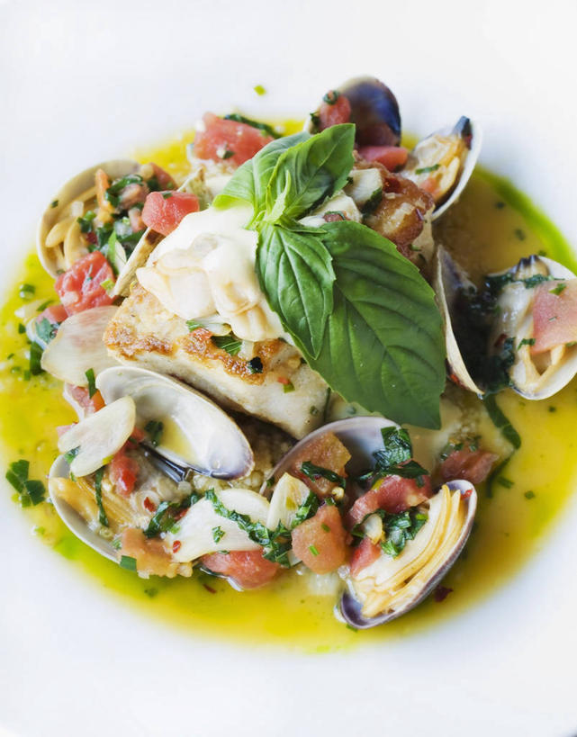 海鲜,无人,竖图,俯视,室内,特写,白天,白色背景,烹饪,西餐,植物,蔬菜,蒜,餐具,阴影,新鲜,反射,碟子,盘,影子,香料,料理,食品,草药,蒜头,蛤蜊,水产,菜肴,美食,中药,海洋生物,食物,盘子,碟,香草,蛤,西式,摄影,佳肴,有机食品,绿色食品,影棚,罗勒,水生动物,海产品,紫苏,药材,中草药,水生物,海底动物,九层塔,圣约瑟夫草,甜罗勒,兰香,中药材,本草,蛤仔,胡蒜,大蒜,彩图,高角度拍摄,影棚拍摄,拍摄