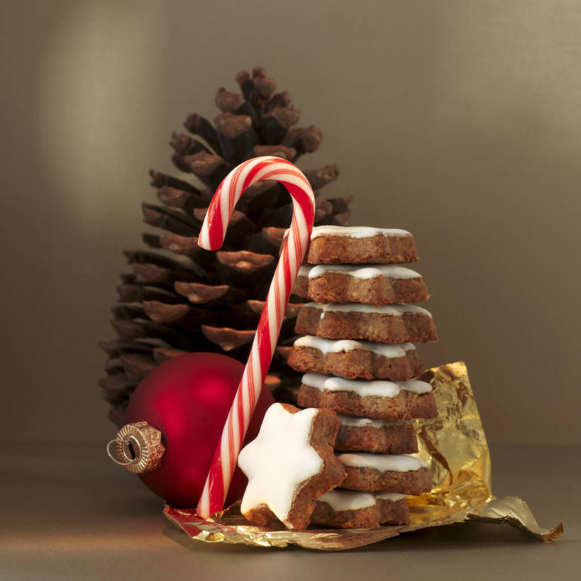 点心,无人,方图,室内,特写,白天,正面,植物,桌面,桌子,圣诞节,一堆,许多,阴影,堆叠,堆积,棕色背景,节日,朦胧,模糊,庆祝,装饰,反射,木制,挂饰,影子,食品,糖,糖果,甜点,甜品,圣诞树,圣诞球,曲奇,文化,球,树,树木,食物,绿色,自然,木制品,饼干,甜食,零食,庆典,球体,摄影,影棚,生长,成长,纪念,堆,华丽,修饰,点缀,六角星,曲奇饼,曲奇饼干,硬糖,拐杖糖,衬托,美观,雅致,雅观,彩图,影棚拍摄,拍摄