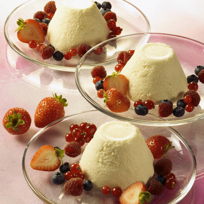 点心,无人,横图,俯视,室内,特写,白天,桌面,桌子,草莓,浆果,蓝莓,餐具,水果,玻璃,一堆,许多,切开,阴影,堆叠,堆积,朦胧,模糊,新鲜,反射,木制,碟子,盘,影子,生食,食品,布丁,甜点,甜品,果实,玻璃制品,食物,盘子,木制品,碟,果冻,甜食,零食,切,有机食品,绿色食品,堆,剖面,啫喱,切面,洋莓,水果皇后,山都柿,蓝浆果,蓝靛果,红莓,地莓,彩图,高角度拍摄