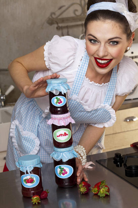 西方人,一个人,站,笑,摸,微笑,露齿笑,竖图,俯视,室内,白天,爱情,厨房,桌面,桌子,玻璃,欧洲,欧洲人,仅一个年轻女性,仅一个女性,仅一个人,许多,抚摸,弯腰,服装,爱心,装饰,木制,头饰,围裙,浪漫,注视,休闲装,玻璃制品,衣服,玻璃瓶,发箍,发饰,木制品,瓶子,饰品,果酱,观察,看,站着,休闲,温暖,温馨,心形,休闲服,恩爱,服饰,头箍,观看,华丽,修饰,点缀,和睦,察看,关注,发卡,广口瓶,配饰,弯身,衬托,美观,雅致,雅观,果子酱,年轻女性,女人,女性,白种人,心型,触摸,接触,站立,半身,彩图,高角度拍摄,灶间,融洽