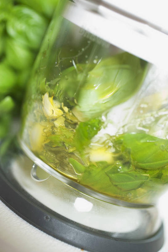 无人,竖图,俯视,室内,特写,白天,植物,蔬菜,蒜,玻璃,阴影,新鲜,反射,食用油,香料,油,橄榄油,食品,草药,蒜头,中药,玻璃制品,食物,一个,玻璃瓶,瓶子,香草,有机食品,绿色食品,单个,罗勒,紫苏,药材,中草药,广口瓶,植物油,九层塔,圣约瑟夫草,甜罗勒,兰香,中药材,本草,胡蒜,大蒜,彩图,高角度拍摄