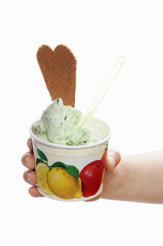 西方人,手,一个人,竖图,室内,特写,白天,白色背景,正面,苹果,柑橘,水果,欧洲,欧洲人,仅一个年轻女性,仅一个女性,仅一个人,握,阴影,新鲜,反射,影子,纸盒,生食,薄荷,食品,冰激凌,果实,银丹草,清凉,拿,拿着,盒子,食物,一个,包装盒,冷饮,舒服,手部,冰淇淋,握着,摄影,有机食品,绿色食品,影棚,单个,单手,解暑,解渴,雪糕,圣代,舒爽,冰糕,消暑,斑叶凤梨薄荷,苹果薄荷,夜息香,年轻女性,女人,女性,白种人,橘子,桔子,橙子,橙,半身,彩图,影棚拍摄,拍摄,水果冰激凌,新地