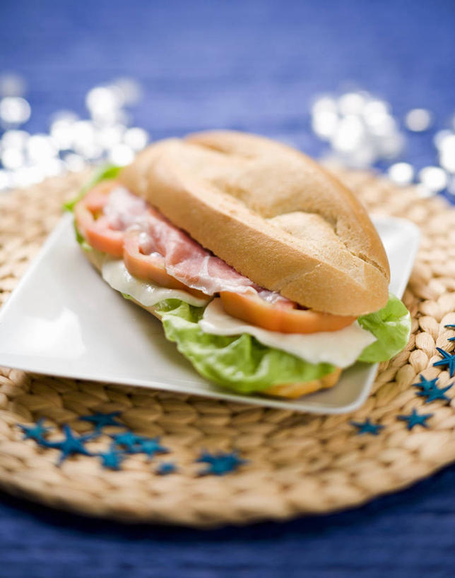 点心,面包,无人,竖图,俯视,室内,特写,白天,烹饪,西餐,蔬菜,西红柿,餐具,阴影,蓝色背景,新鲜,反射,碟子,盘,影子,生菜,莴苣,肉,三明治,料理,食品,面点,火腿,猪肉,菜肴,美食,肉类,食物,腌制,糕点,盘子,碟,快餐,西式,摄影,佳肴,有机食品,绿色食品,影棚,肉食,西式快餐,小圆面包,三文治,豚肉,春菜,鹅仔菜,莴仔菜,千金菜,叶用莴苣,熏制,火肉,兰熏,猪腿,番茄,彩图,高角度拍摄,影棚拍摄,拍摄