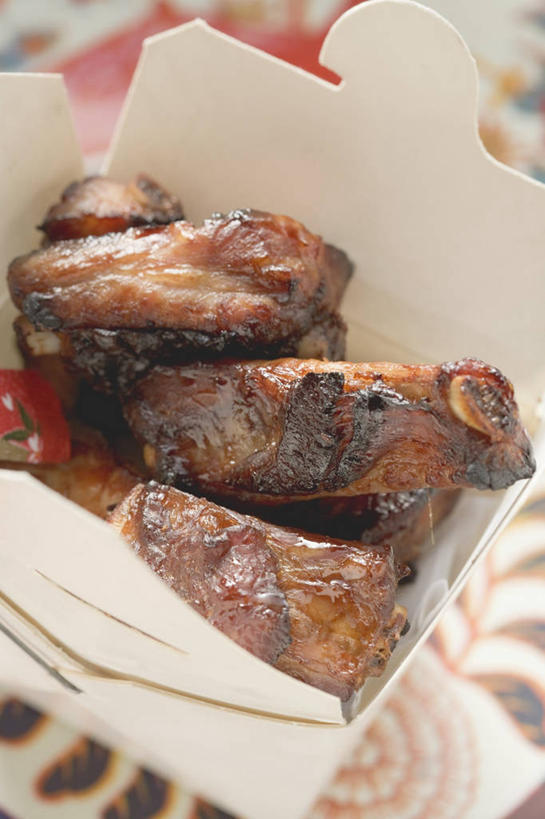 无人,竖图,俯视,室内,特写,白天,烹饪,中餐,桌面,桌子,阴影,反射,木制,影子,纸盒,肉,油炸,料理,食品,猪排,猪肉,菜肴,美食,肉类,盒子,食物,一个,包装盒,木制品,中式,佳肴,单个,肉食,炸猪排,豚肉,彩图,高角度拍摄