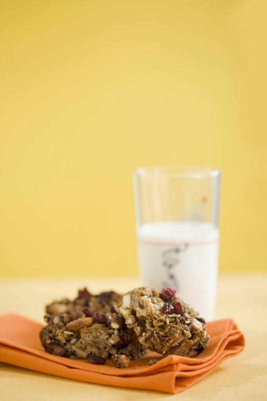 点心,牛奶,无人,竖图,俯视,室内,特写,白天,桌面,桌子,杯子,阴影,黄色背景,反射,木制,影子,食品,饮品,曲奇,一杯,营养,玻璃制品,食物,饮料,餐巾,木制品,水杯,饼干,零食,橙色,摄影,影棚,乳制品,奶,牛乳,曲奇饼,曲奇饼干,安神,保洁方巾,口布,玻璃杯,彩图,高角度拍摄,影棚拍摄,拍摄