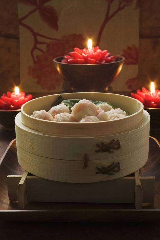 海鲜,蒸笼,无人,竖图,俯视,室内,特写,白天,烹饪,中餐,桌面,桌子,厨具,蜡烛,阴影,竹制,朦胧,模糊,反射,光线,木制,火焰,影子,烛光,陶瓷,虾,虾仁,料理,食品,陶瓷制品,燃烧,水产,菜肴,美食,海洋生物,食物,三个,木制品,容器,碗,点燃,中式,佳肴,水晶虾仁,储藏,竹制品,储存,水生动物,河虾,海产品,笼屉,水生物,海底动物,烹饪用具,本帮菜,沪菜,上海菜,淡水虾,青虾,日本沼虾,烹调用具,烹调,彩图,高角度拍摄,贮存