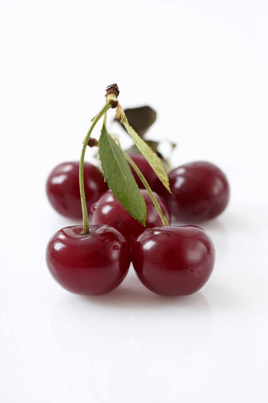 无人,竖图,俯视,室内,特写,白天,白色背景,樱桃,水果,叶子,许多,阴影,新鲜,反射,影子,生食,食品,果实,绿叶,食物,红色,嫩叶,摄影,有机食品,绿色食品,影棚,叶,叶片,樱珠,莺桃,英桃,楔桃,牛桃,荆桃,彩图,高角度拍摄,影棚拍摄,拍摄