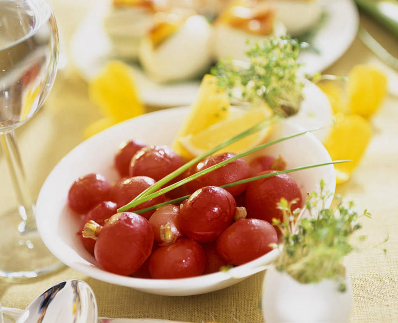 无人,横图,俯视,室内,特写,白天,植物,桌面,桌子,柑橘,萝卜,胡萝卜,蔬菜,西红柿,小番茄,餐具,水果,阴影,朦胧,模糊,新鲜,反射,木制,碟子,盘,影子,陶瓷,葱,生食,食品,果实,草药,药草,陶瓷制品,蔬果,中药,食物,绿色,自然,盘子,木制品,容器,碟,碗,有机食品,绿色食品,生长,成长,储藏,细香葱,香葱,储存,药材,中草药,中药材,本草,小西红柿,樱桃小番茄,珍珠小番茄,橘子,桔子,橙子,橙,樱桃番茄,圣女果,红萝卜,甘荀,番茄,彩图,高角度拍摄,贮存