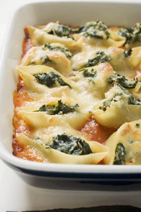 面食,面条,奶酪,意大利面,无人,竖图,俯视,室内,特写,白天,白色背景,西餐,菠菜,蔬菜,阴影,新鲜,反射,影子,陶瓷,面,干酪,起司,料理,食品,陶瓷制品,芝士,营养,食物,一个,容器,碗,乳酪,西式,摄影,有机食品,绿色食品,影棚,单个,储藏,贝壳面,乳制品,储存,发酵,鹦鹉菜,鼠根菜,角菜,红嘴绿鹦哥,赤根菜,菠薐菜,波斯草,彩图,高角度拍摄,影棚拍摄,拍摄,贮存