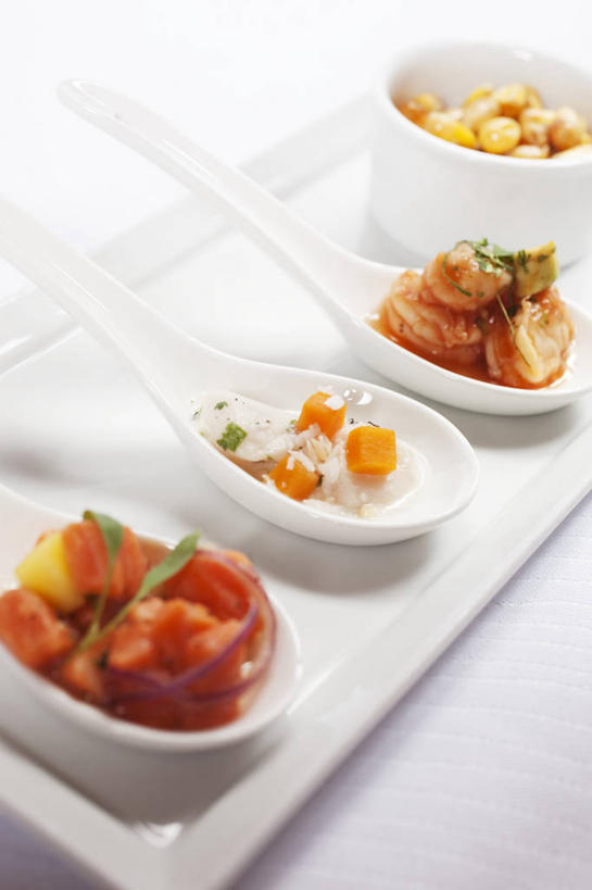 无人,竖图,俯视,室内,特写,白天,白色背景,玉米,蔬菜,西红柿,小番茄,餐具,一排,阴影,新鲜,整齐,反射,棒子,碟子,盘,影子,勺子,陶瓷,玉蜀黍,肉,生食,蔬菜沙拉,鱼肉,沙拉,食品,陶瓷制品,色拉,沙律,肉类,食物,排列,三个,盘子,容器,调羹,碟,汤匙,碗,摄影,有机食品,绿色食品,影棚,色拉酱,储藏,苞米,储存,队列,千岛酱,苞芦,肉食,苞谷,包谷,大蜀黍,番麦,薏米包,玉高粱,玉麦,珍珠米,小西红柿,樱桃小番茄,珍珠小番茄,樱桃番茄,圣女果,番茄,彩图,高角度拍摄,影棚拍摄,拍摄,贮存