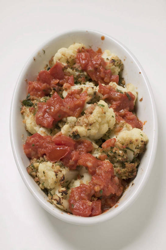 无人,竖图,俯视,室内,特写,白天,白色背景,烹饪,西餐,蔬菜,西红柿,小番茄,阴影,新鲜,反射,影子,陶瓷,花菜,花椰菜,西兰花,料理,食品,陶瓷制品,菜肴,美食,食物,一个,容器,碗,西式,摄影,佳肴,有机食品,绿色食品,影棚,单个,储藏,椰菜花,储存,甘蓝花,小西红柿,樱桃小番茄,珍珠小番茄,樱桃番茄,圣女果,番茄,彩图,高角度拍摄,影棚拍摄,拍摄,贮存