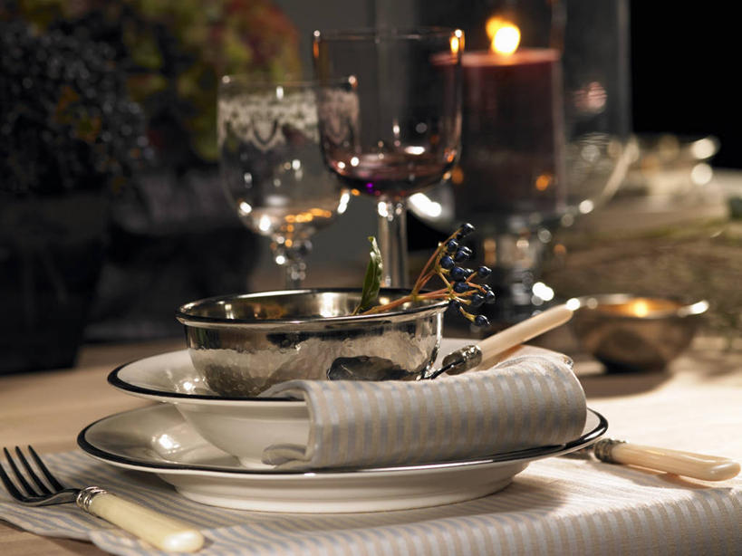 无人,横图,俯视,室内,特写,白天,桌面,桌子,餐具,蜡烛,玻璃,阴影,朦胧,模糊,反射,光线,木制,叉子,刀叉,刀子,碟子,火焰,盘,影子,烛光,燃烧,玻璃制品,盘子,木制品,容器,碟,碗,点燃,储藏,储存,餐刀,餐叉,进餐用具,彩图,高角度拍摄,贮存