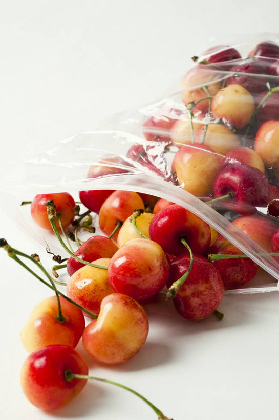 无人,竖图,俯视,室内,特写,白天,白色背景,樱桃,袋子,水果,一堆,许多,阴影,堆叠,堆积,新鲜,反射,影子,塑料,生食,食品,果实,食物,一个,塑料制品,摄影,有机食品,绿色食品,影棚,单个,堆,塑封,樱珠,莺桃,英桃,楔桃,牛桃,荆桃,彩图,高角度拍摄,影棚拍摄,拍摄,密封袋,塑封袋