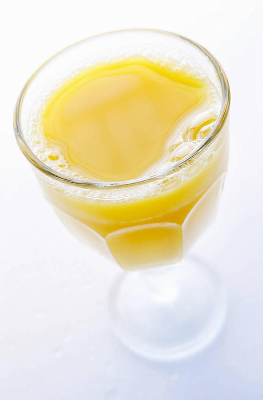 果汁,无人,竖图,俯视,室内,特写,白天,白色背景,柑橘,杯子,阴影,反射,高脚杯,影子,橙汁,红酒杯,饮品,玻璃制品,饮料,一个,酒杯,摄影,影棚,单个,葡萄酒杯,可口,适口,玻璃杯,橘子,桔子,橙子,橙,彩图,高角度拍摄,影棚拍摄,拍摄