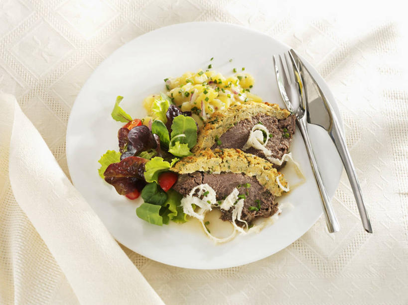 无人,横图,俯视,室内,特写,白天,桌面,桌子,辣椒,蔬菜,洋葱,餐具,阴影,朦胧,模糊,新鲜,反射,木制,叉子,刀叉,刀子,碟子,盘,影子,肉,生食,蔬菜沙拉,牛肉,沙拉,食品,色拉,沙律,肉类,食物,盘子,木制品,碟,有机食品,绿色食品,色拉酱,玉葱,餐刀,千岛酱,肉食,彩椒,餐叉,辣角,红海椒,大椒,辣虎,广椒,进餐用具,圆葱,洋葱头,甜椒,柿子椒,球葱,辣子,海椒,番椒,灯笼椒,葱头,彩图,高角度拍摄