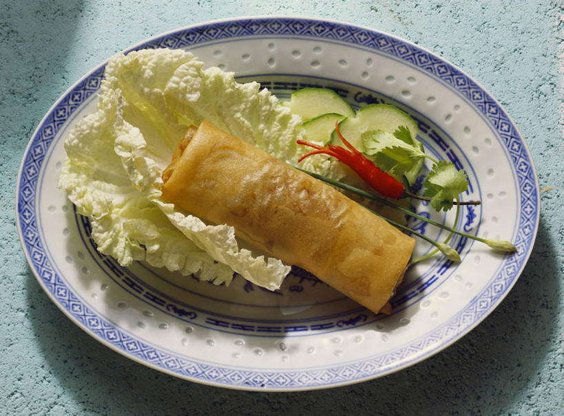 点心,无人,横图,俯视,室内,特写,白天,辣椒,蔬菜,餐具,阴影,蓝色背景,新鲜,反射,碟子,盘,影子,生菜,莴苣,料理,食品,面点,春卷,美食,食物,一个,盘子,碟,中式,摄影,有机食品,绿色食品,影棚,单个,薄饼,辣角,红海椒,大椒,辣虎,广椒,春菜,鹅仔菜,莴仔菜,千金菜,春饼,叶用莴苣,辣子,红辣椒,海椒,番椒,彩图,高角度拍摄,影棚拍摄,拍摄