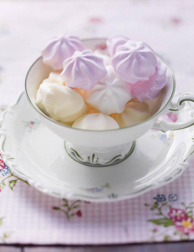 点心,无人,竖图,俯视,室内,特写,白天,下午茶,桌面,桌子,餐具,一堆,许多,阴影,堆叠,堆积,反射,木制,碟子,盘,影子,陶瓷,食品,甜点,甜品,陶瓷制品,食物,糕点,一个,盘子,木制品,容器,碟,碗,甜食,奶油,单个,储藏,堆,乳制品,储存,激凌,克林姆,淇淋,彩图,高角度拍摄,贮存,蛋糕