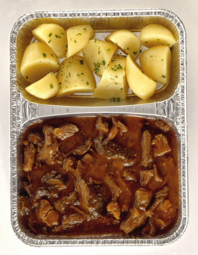 咖哩,无人,竖图,俯视,室内,特写,白天,白色背景,烹饪,土豆,阴影,反射,影子,调料,鸡肉,肉,料理,食品,调味品,调味料,咖喱,菜肴,美食,肉类,餐饮,盒子,食物,快餐,摄影,佳肴,影棚,肉食,馍馍蛋,洋芋,山药蛋,马铃薯,彩图,高角度拍摄,影棚拍摄,拍摄,飞机餐