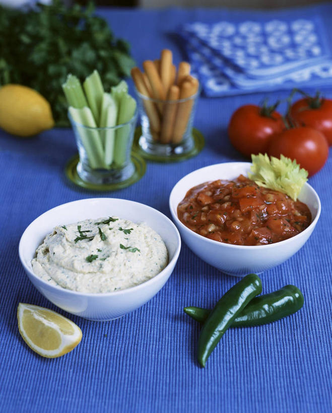 无人,竖图,俯视,室内,特写,白天,餐桌,桌子,柠檬,萝卜,胡萝卜,黄瓜,蔬菜,西红柿,杯子,水果,一堆,许多,阴影,堆叠,堆积,蓝色背景,新鲜,反射,影子,陶瓷,青椒,调料,酱料,酱汁,生食,佐料,食品,果实,陶瓷制品,调味品,调味料,蔬果,酱,玻璃制品,食物,两个,红色,白色,容器,水杯,碗,摄影,有机食品,绿色食品,影棚,餐台,储藏,堆,储存,大椒,菜椒,酸橙,代代,玻璃杯,益母果,柠果,橙子,橙,甜椒,柿子椒,青瓜,胡瓜,红萝卜,甘荀,番茄,灯笼椒,彩图,高角度拍摄,影棚拍摄,拍摄,贮存