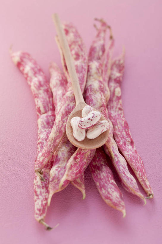 无人,竖图,俯视,室内,特写,白天,植物,餐桌,桌子,豆,蔬菜,一堆,许多,阴影,堆叠,堆积,粉色背景,新鲜,反射,影子,豆类,豆子,食品,食物,粉色,摄影,有机食品,绿色食品,影棚,餐台,堆,豆科,彩图,高角度拍摄,影棚拍摄,拍摄