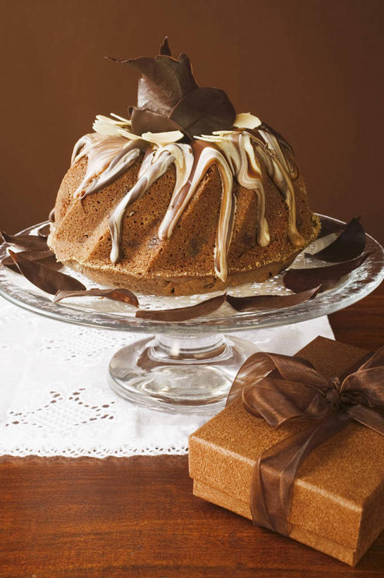 点心,无人,竖图,俯视,室内,特写,白天,下午茶,植物,餐桌,桌子,礼盒,礼物,阴影,反射,丝绸,丝带,影子,纸盒,食品,糖,糖果,草药,药草,缎带,中药,绸带,盒子,食物,糕点,一个,包装盒,礼品盒,巧克力,清热,摄影,礼品,影棚,褐色背景,单个,餐台,朱古力,药材,中草药,香草兰,中药材,本草,解毒,婆绒花,山薄荷,石母草,蛋糕台,彩图,高角度拍摄,影棚拍摄,拍摄,蛋糕