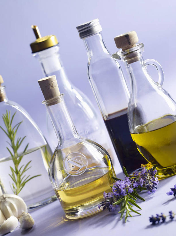 无人,竖图,俯视,室内,特写,白天,餐桌,桌子,阴影,蓝色背景,盛开,反射,壶,影子,醋,调料,食用油,油,橄榄油,调味品,调味料,花蕾,水壶,花,花瓣,花朵,鲜花,茶壶,容器,花苞,花蕊,瓶塞,摄影,影棚,餐台,保存,密封,食醋,植物油,苦酒,醯,彩图,高角度拍摄,影棚拍摄,拍摄