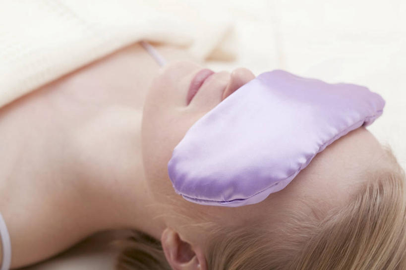 西方人,脸,头,脸颊,头发,一个人,躺,睡,横图,俯视,室内,特写,白天,床,欧洲,欧洲人,仅一个年轻女性,仅一个女性,仅一个人,阴影,朦胧,模糊,反射,影子,棕色,床单,被子,裸露,肩膀,紫色,眼罩,遮,遮掩,单人床,掩盖,被单,遮挡,裸,遮盖,掩饰,卧着,年轻女性,女人,女性,白种人,头部,长发,直发,脸部,脸蛋,面部,困,困觉,寝息,睡觉,躺着,卧,半身,彩图,高角度拍摄